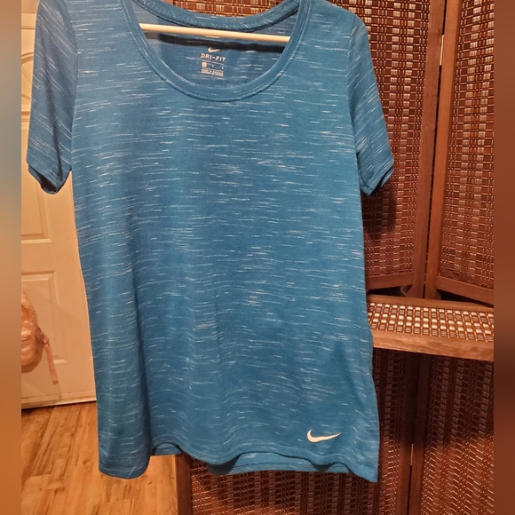 💚💙nike t shirt 💙💚 - Picture 1 of 2